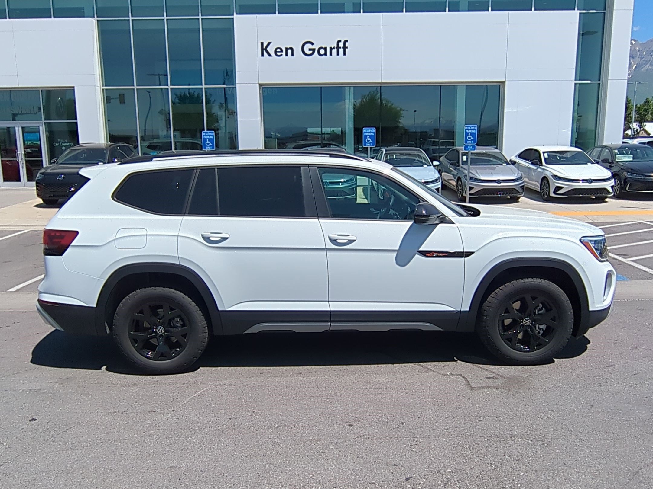 2025 Volkswagen Atlas Peak Edition SE photo 2
