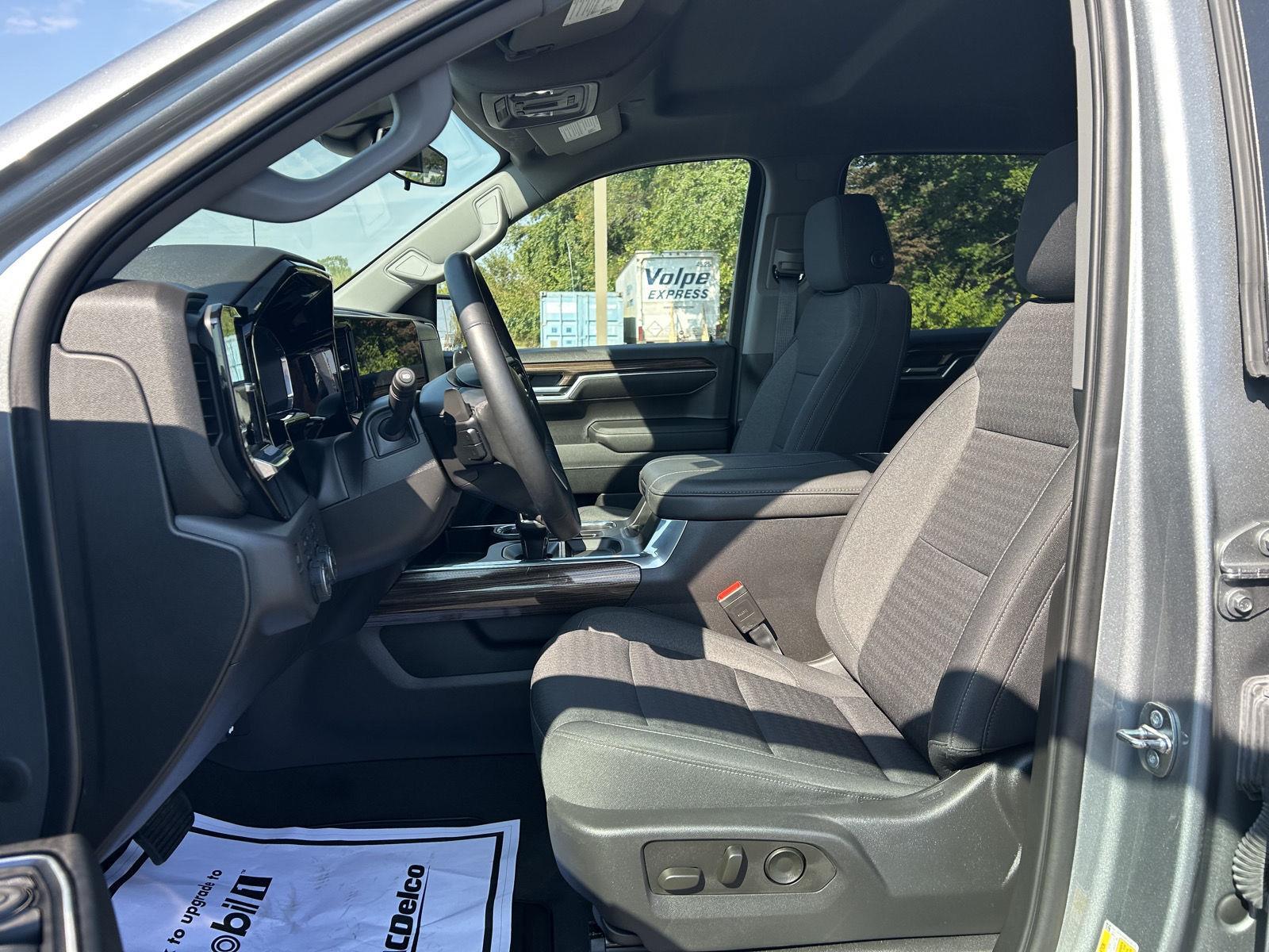 2023 Chevrolet Silverado 1500 RST photo 13