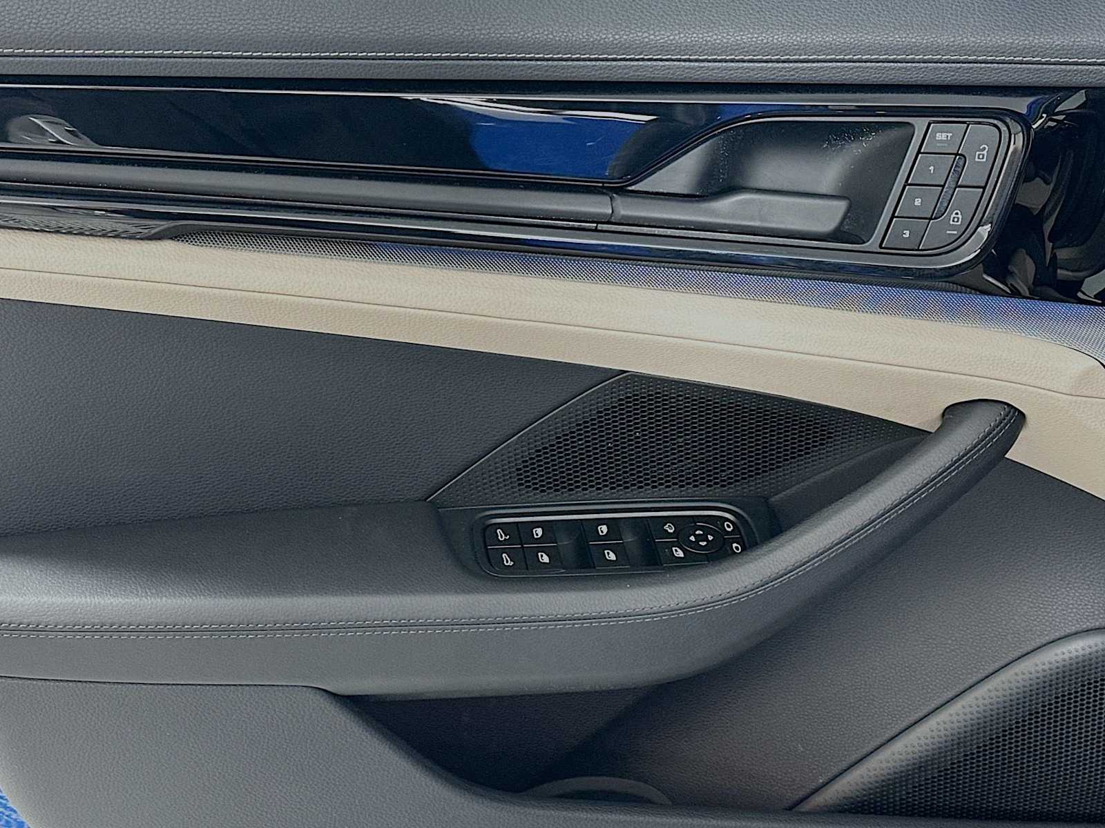 2025 Porsche Panamera photo 11