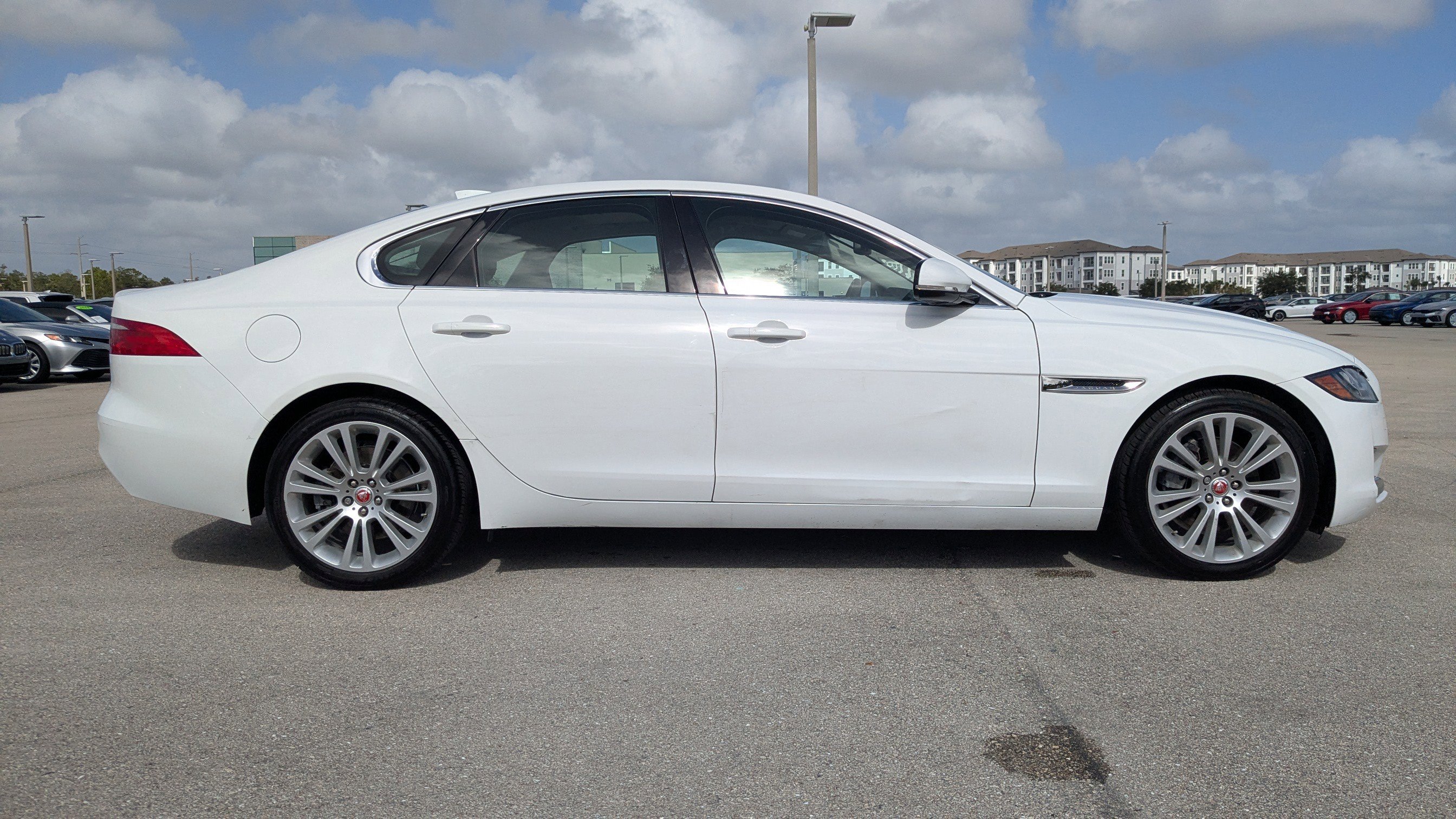 2018 Jaguar XF 25t Prestige photo 4