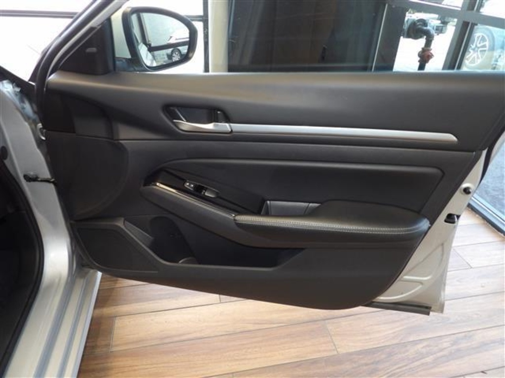 2023 Nissan Altima 2.5 SV photo 12