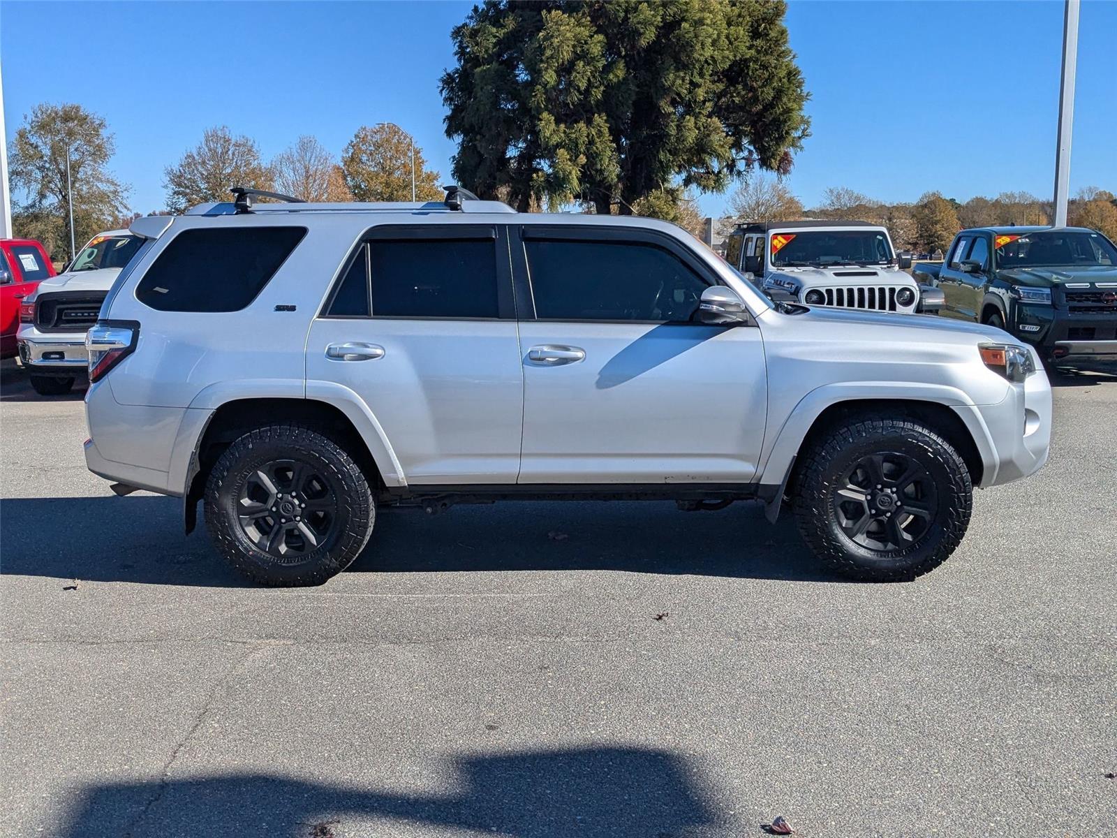 2016 Toyota 4Runner SR5 photo 4