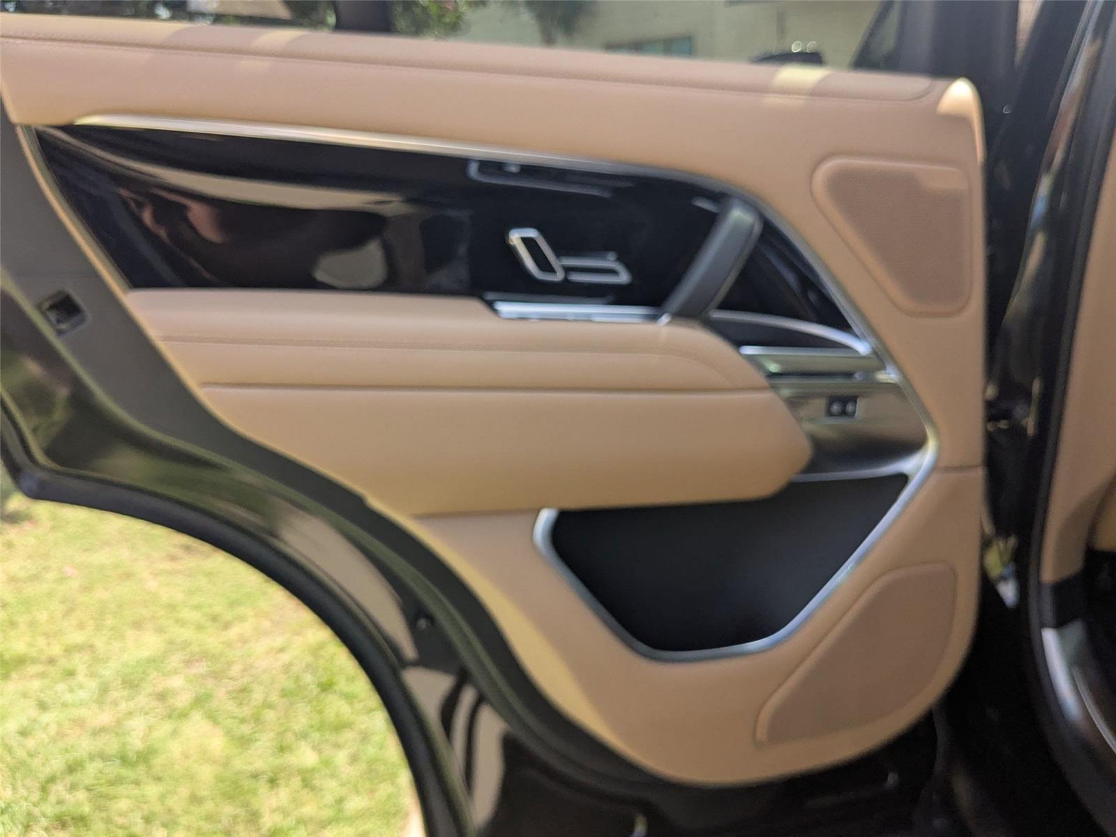 2025 Land Rover Range Rover SE photo 17