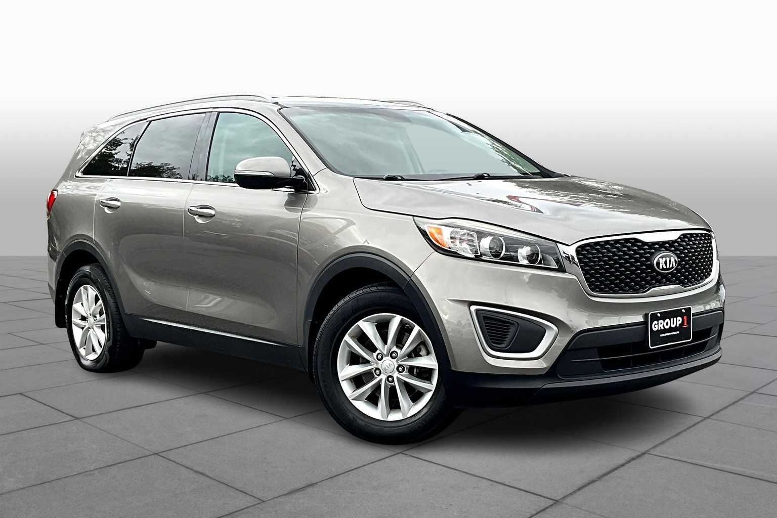 2017 Kia Sorento LX photo 2