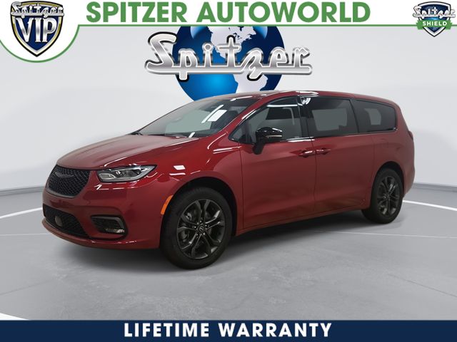 2026 Chrysler Pacifica Select's photo