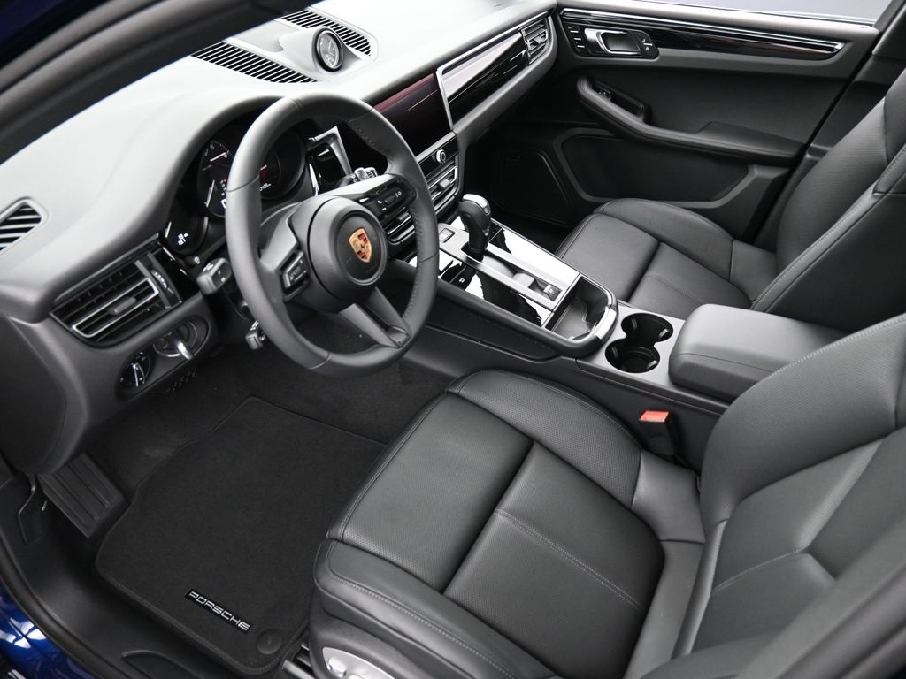 2025 Porsche Macan T photo 3