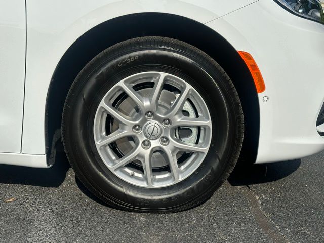 2025 Chrysler Pacifica photo 11