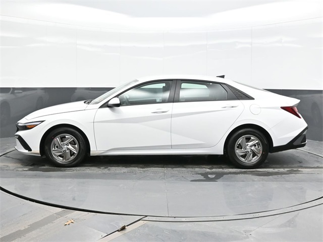 2025 Hyundai Elantra SE photo 2