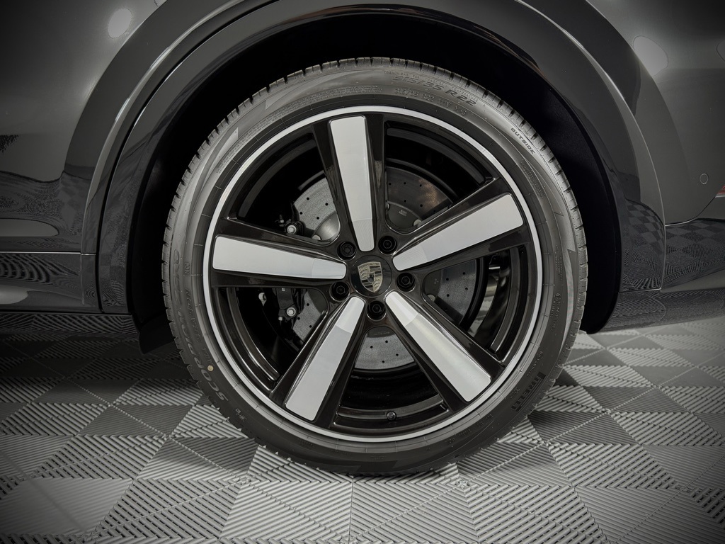 2025 Porsche Cayenne Turbo E-Hybrid Coupe photo 16