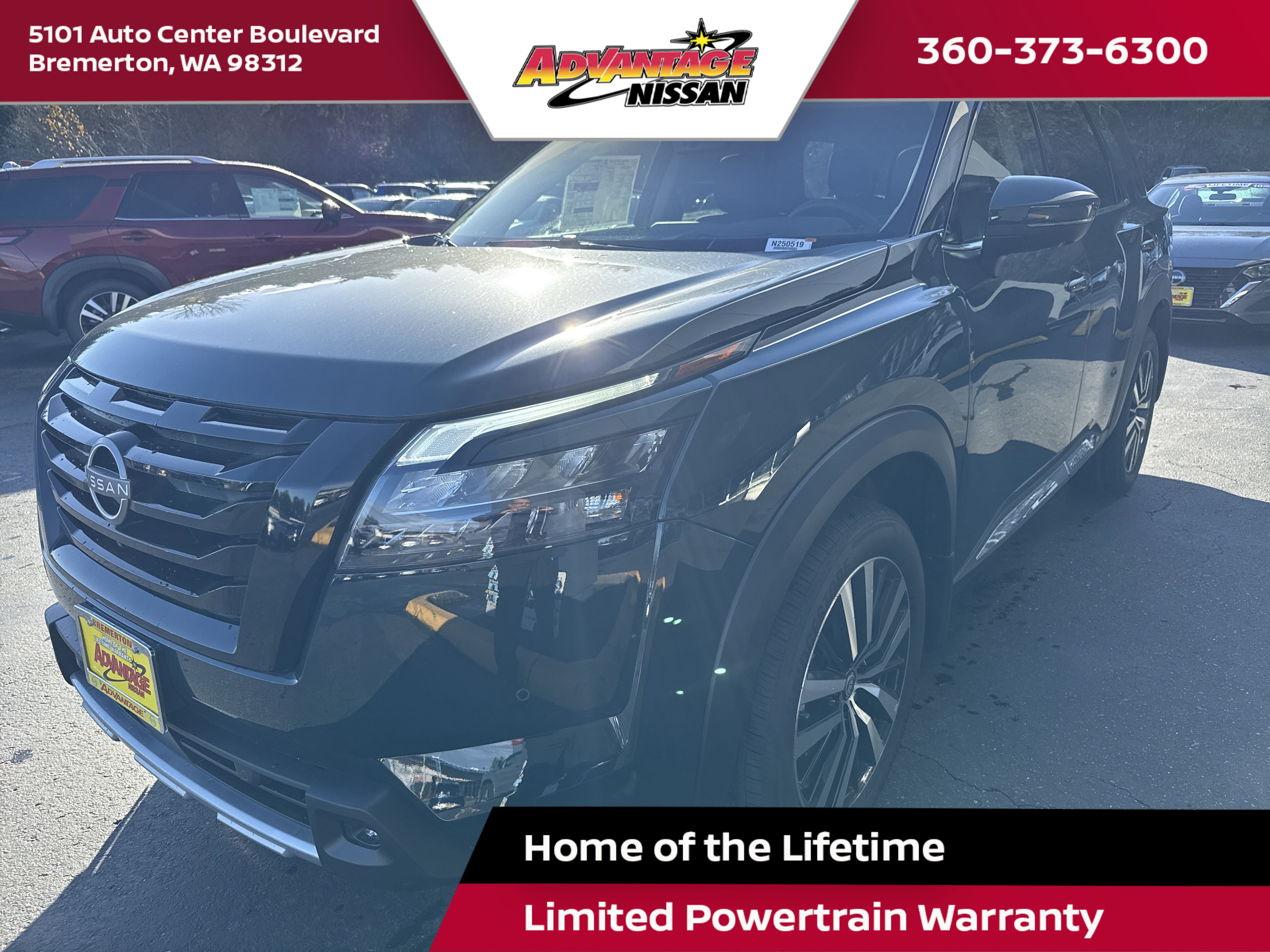 2025 Nissan Pathfinder Platinum's photo