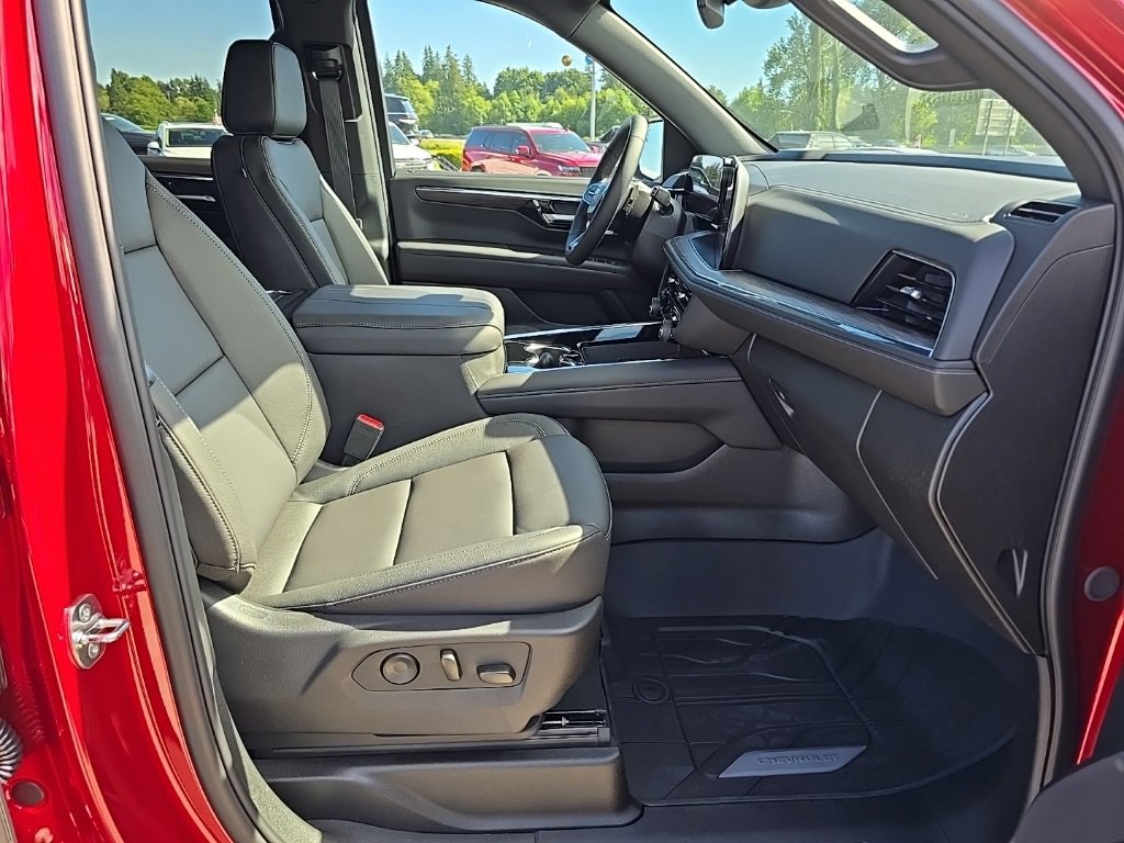 2025 Chevrolet Suburban LT photo 33