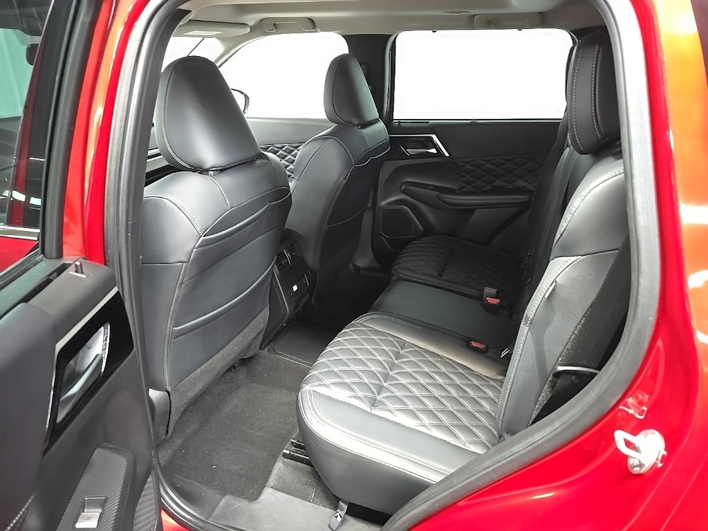 2023 Mitsubishi Outlander PHEV SEL photo 32