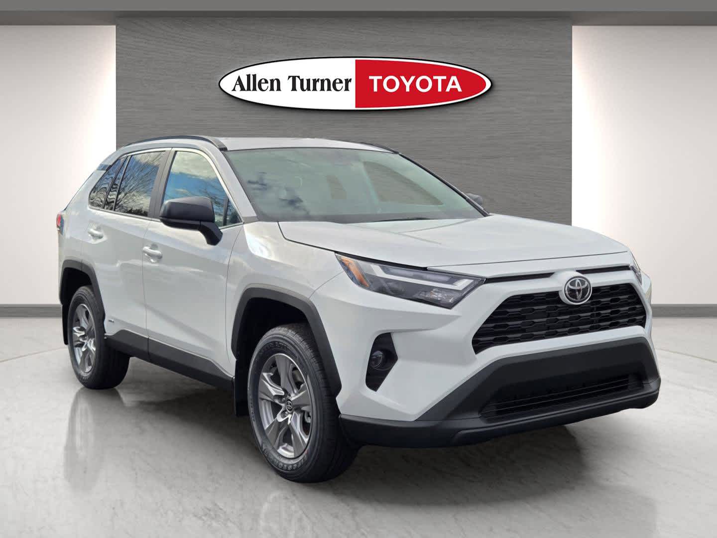 2025 Toyota RAV4 LE's photo