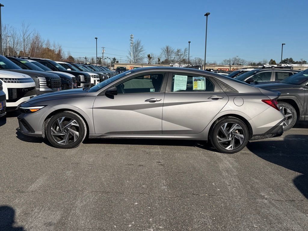 2025 Hyundai Elantra SEL Sport photo 3