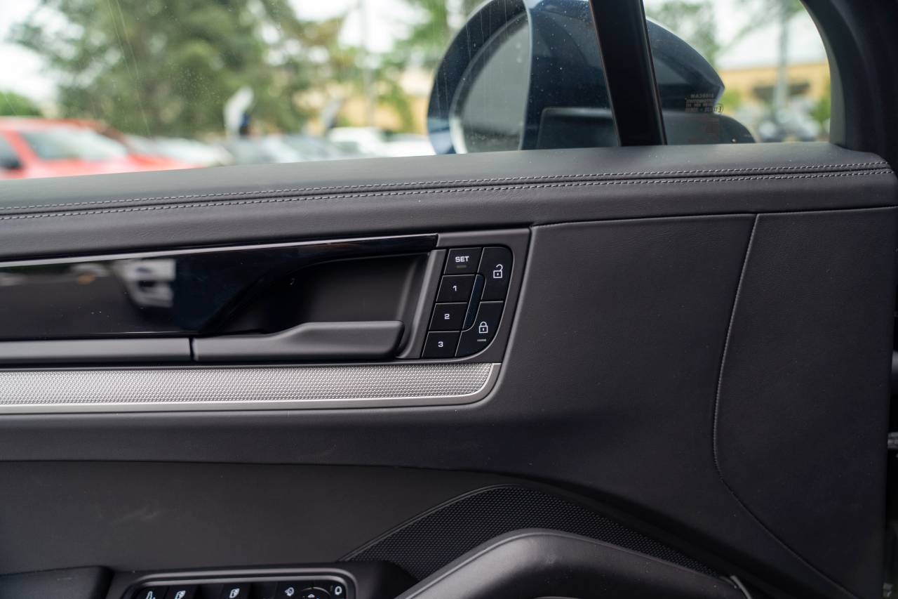 2025 Porsche Cayenne photo 24