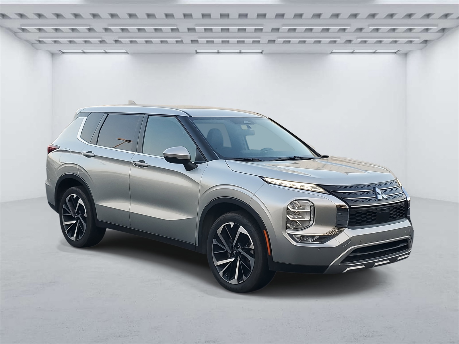 2024 Mitsubishi Outlander SE's photo