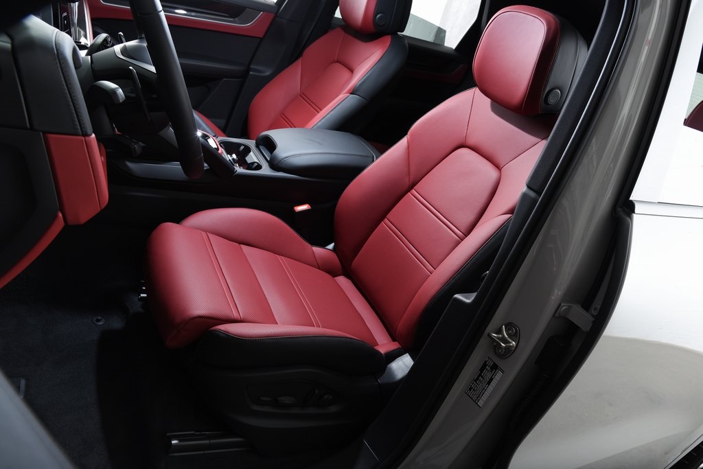 2026 Porsche Cayenne S photo 4