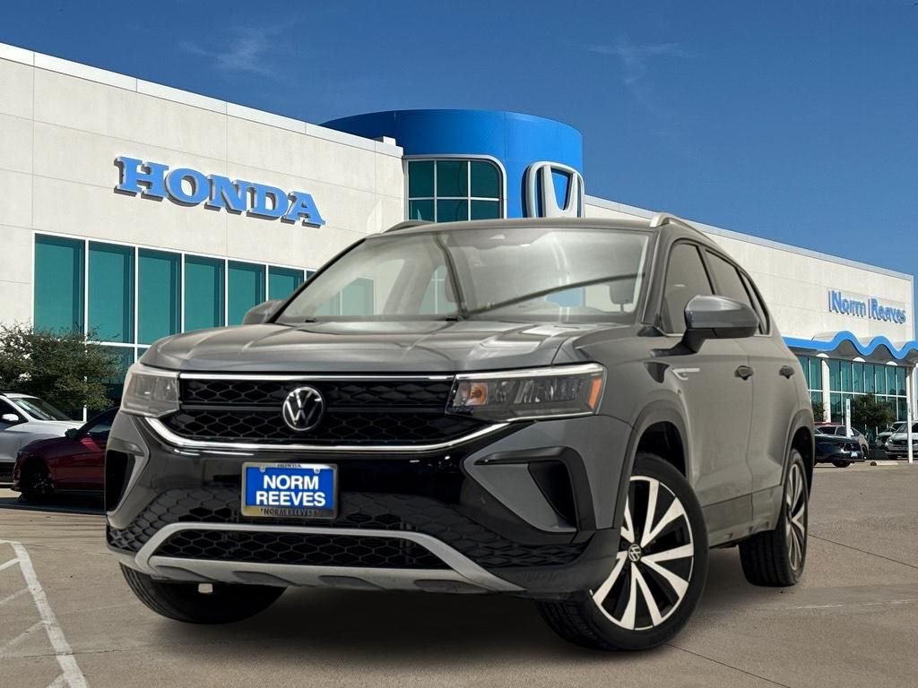 2023 Volkswagen Taos SE's photo
