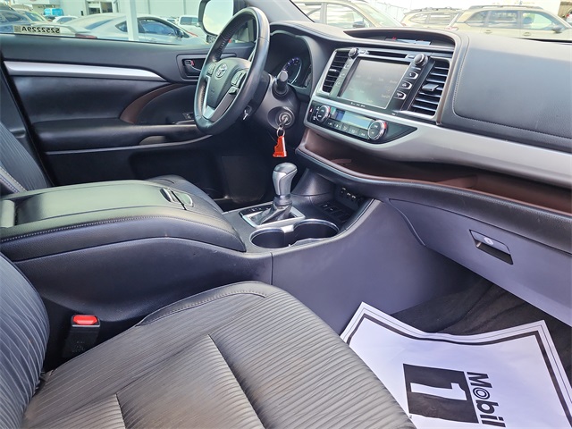 2019 Toyota Highlander LE Plus photo 16