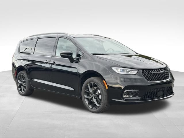 2026 Chrysler Pacifica Limited's photo