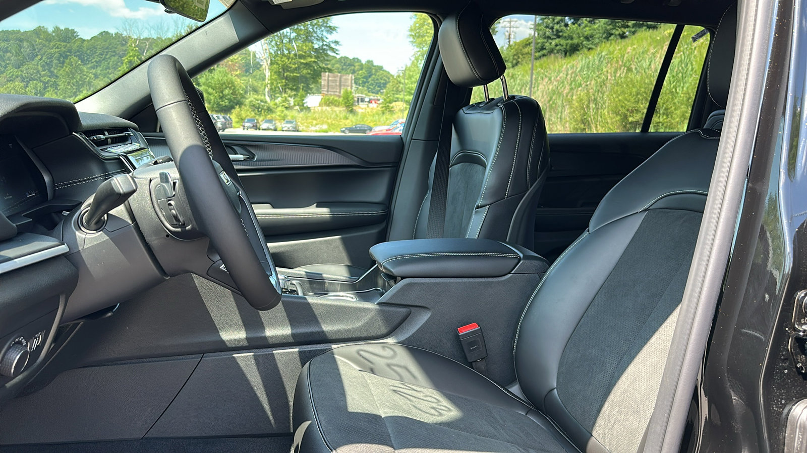 2025 Jeep Grand Cherokee Altitude photo 3