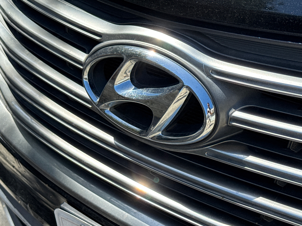 2017 Hyundai Santa Fe SE photo 2