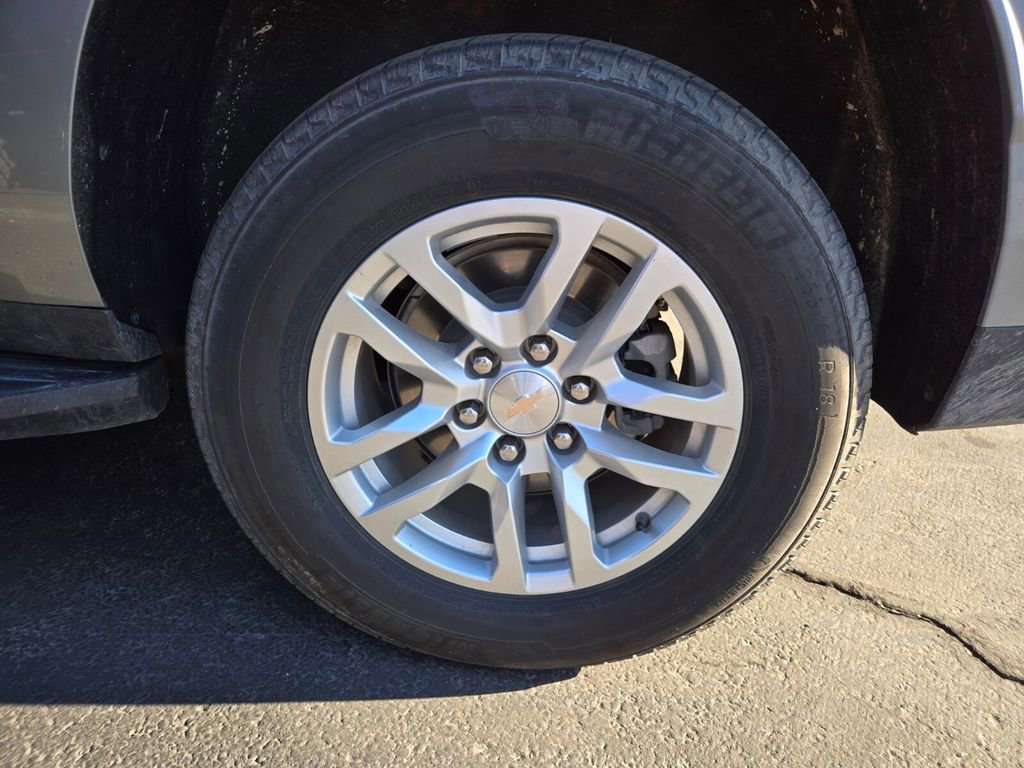 2024 Chevrolet Suburban LT photo 2