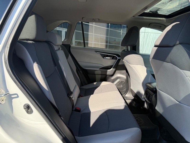 2022 Toyota RAV4 XLE photo 12