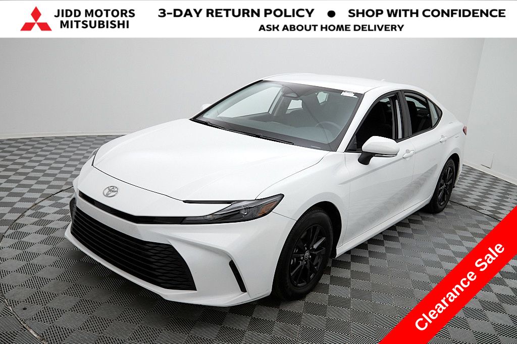 2025 Toyota Camry LE's photo