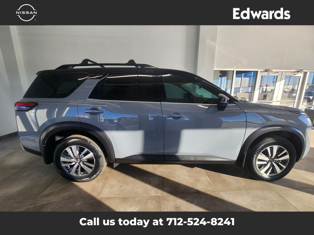 2025 Nissan Pathfinder Platinum's photo