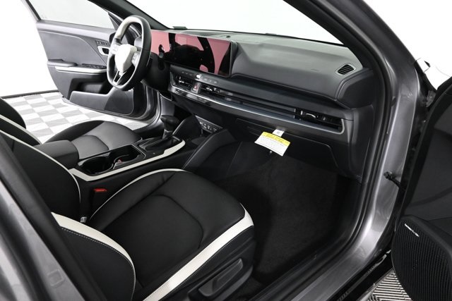 2025 Kia K4 GT-Line photo 7