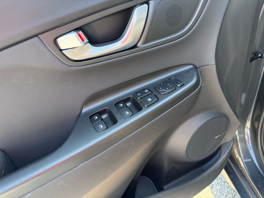 2022 Hyundai Kona Limited photo 11