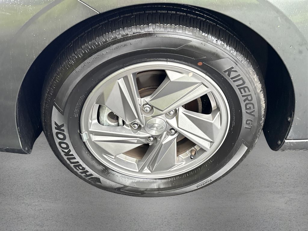 2025 Hyundai Elantra SE photo 9