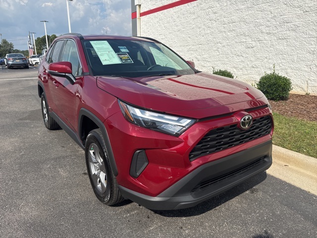 2025 Toyota RAV4 XLE's photo
