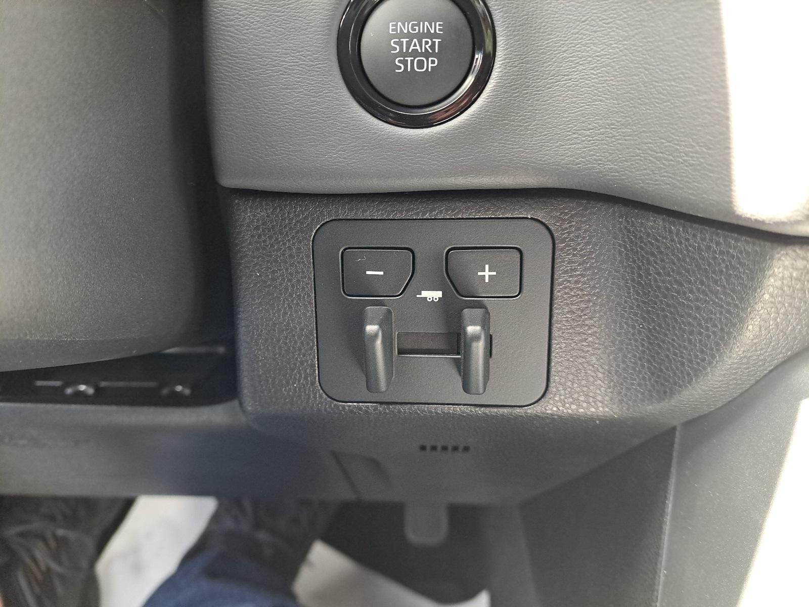 2025 Toyota Tundra Platinum CrewMax photo 36