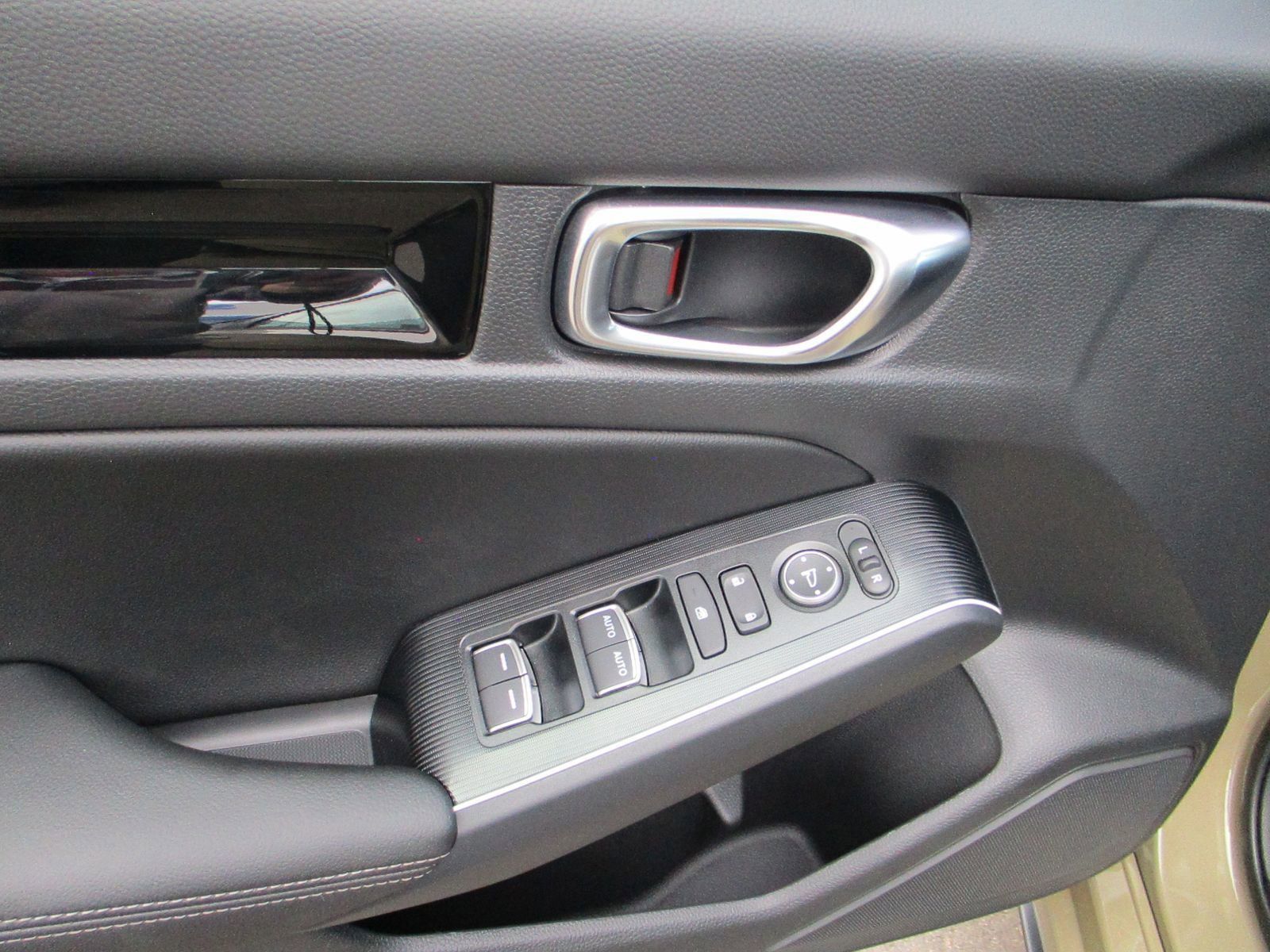 2025 Honda Civic Hatchback Hybrid Sport Touring photo 17