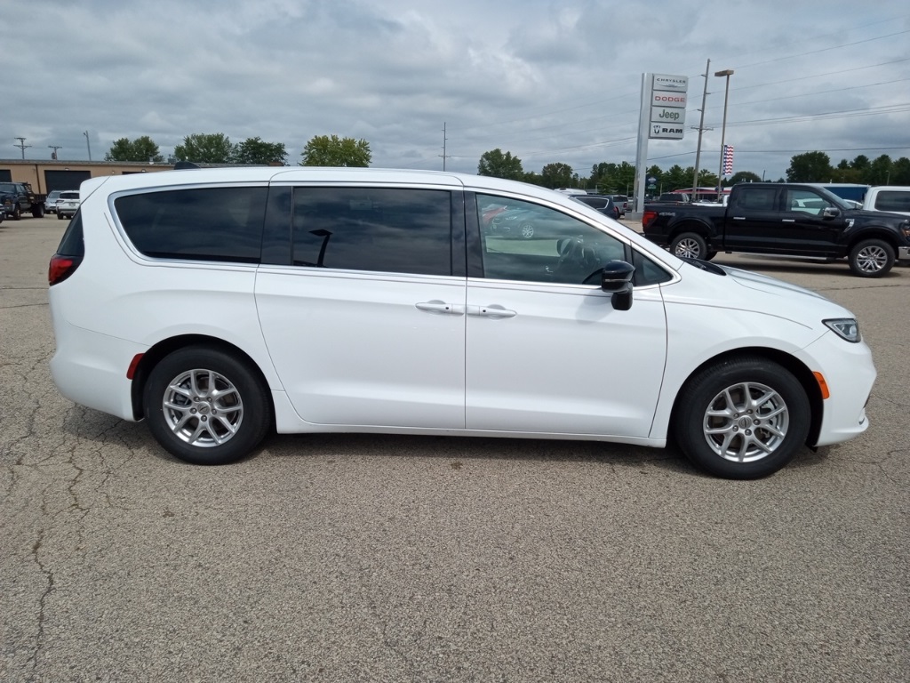 2025 Chrysler Pacifica photo 4