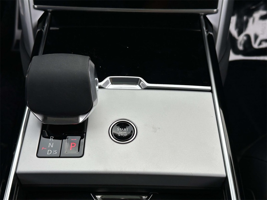 2025 Land Rover Range Rover SE photo 5