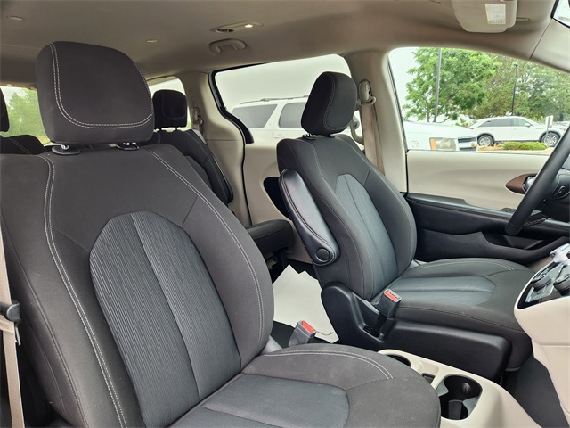 2022 Chrysler Voyager LX photo 14