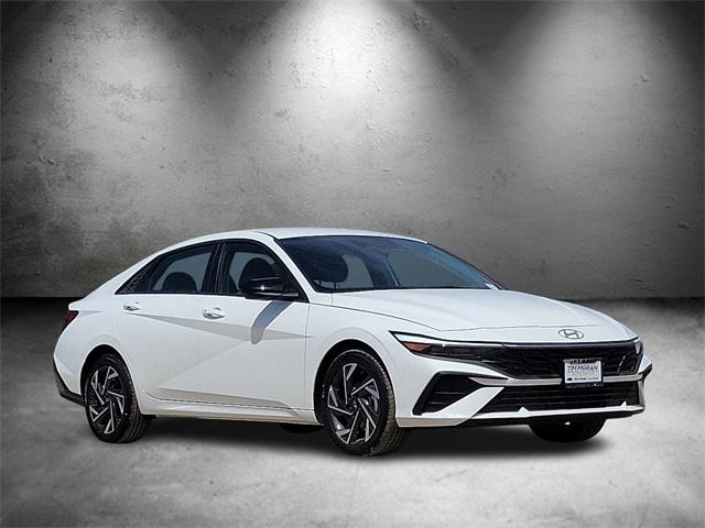 2025 Hyundai Elantra SEL Sport photo 3