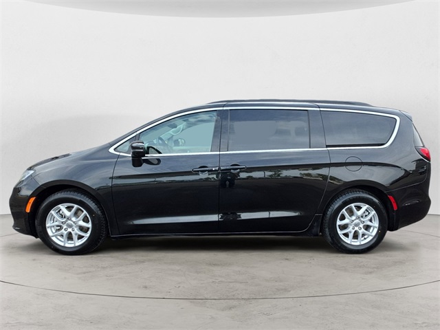 2022 Chrysler Pacifica Touring L photo 2