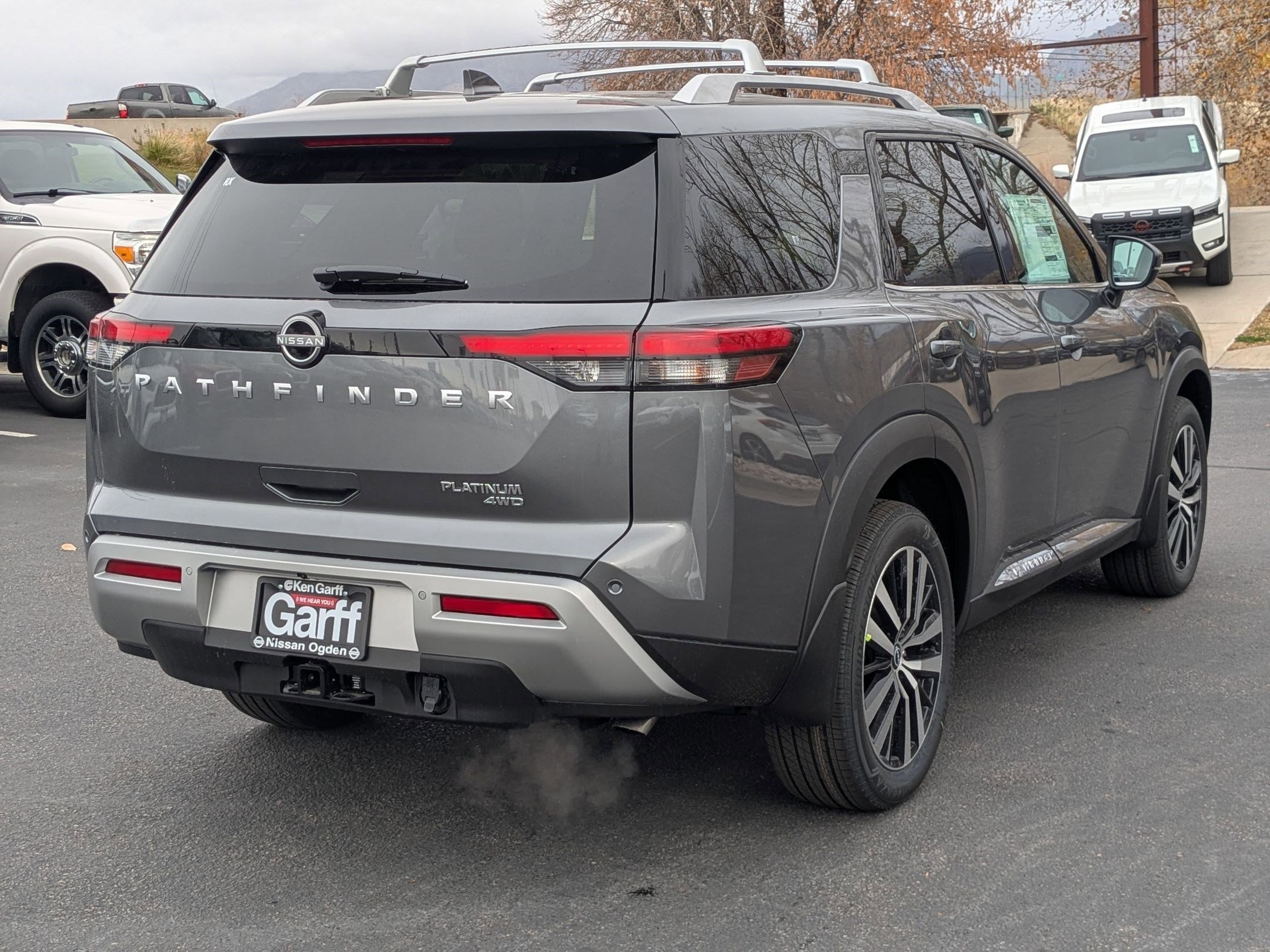 2025 Nissan Pathfinder Platinum photo 3