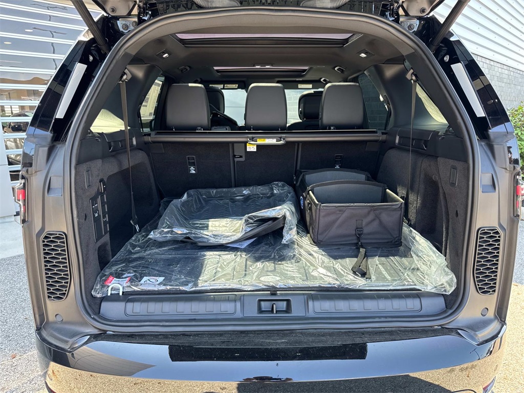2025 Land Rover Discovery SE photo 6