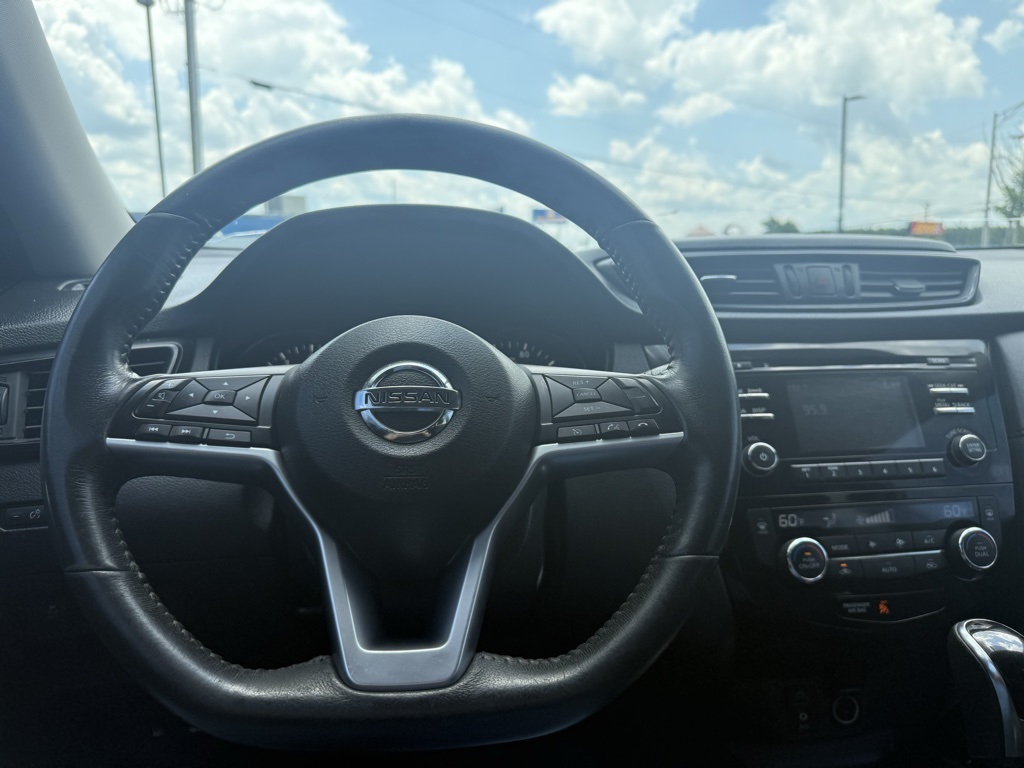 2017 Nissan Rogue SV photo 9