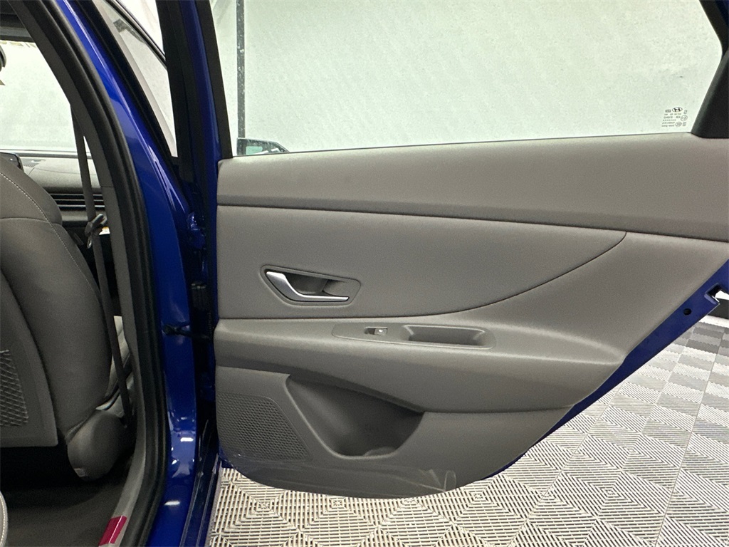 2025 Hyundai Elantra SEL Convenience photo 18
