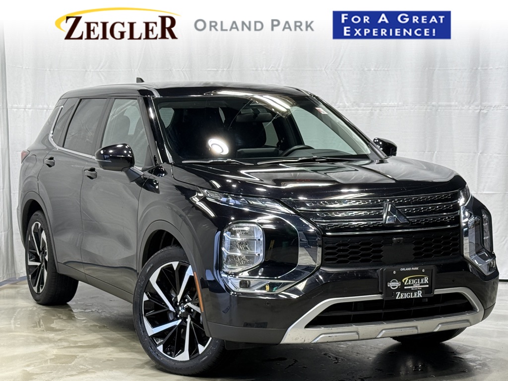 2024 Mitsubishi Outlander SE's photo