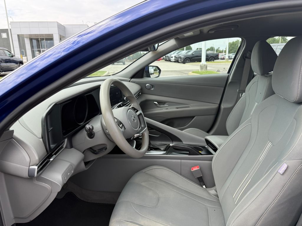 2022 Hyundai Elantra SEL photo 9