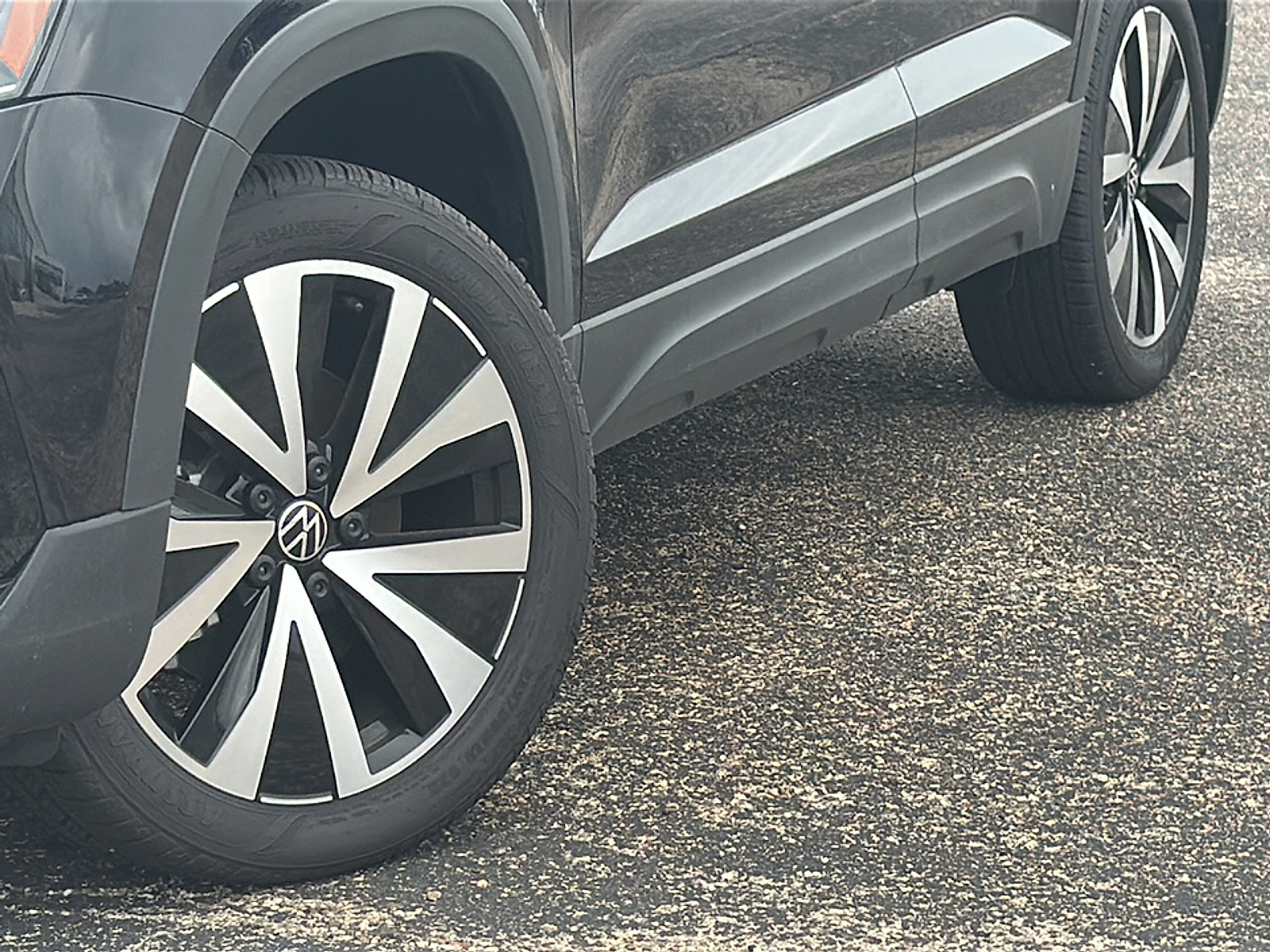 New 2024 Deep Black Pearl Effect Volkswagen SE image 3