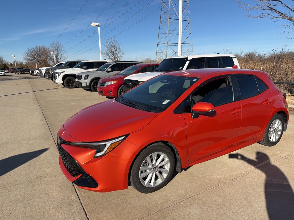 2025 Toyota Corolla Hatchback SE's photo
