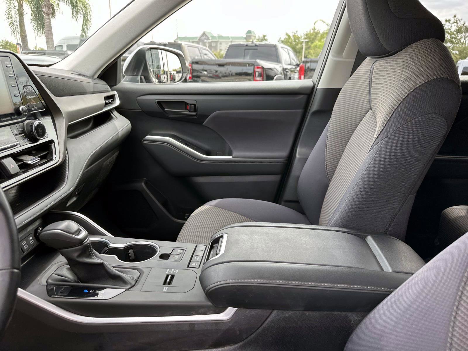 2022 Toyota Highlander LE Hybrid photo 22